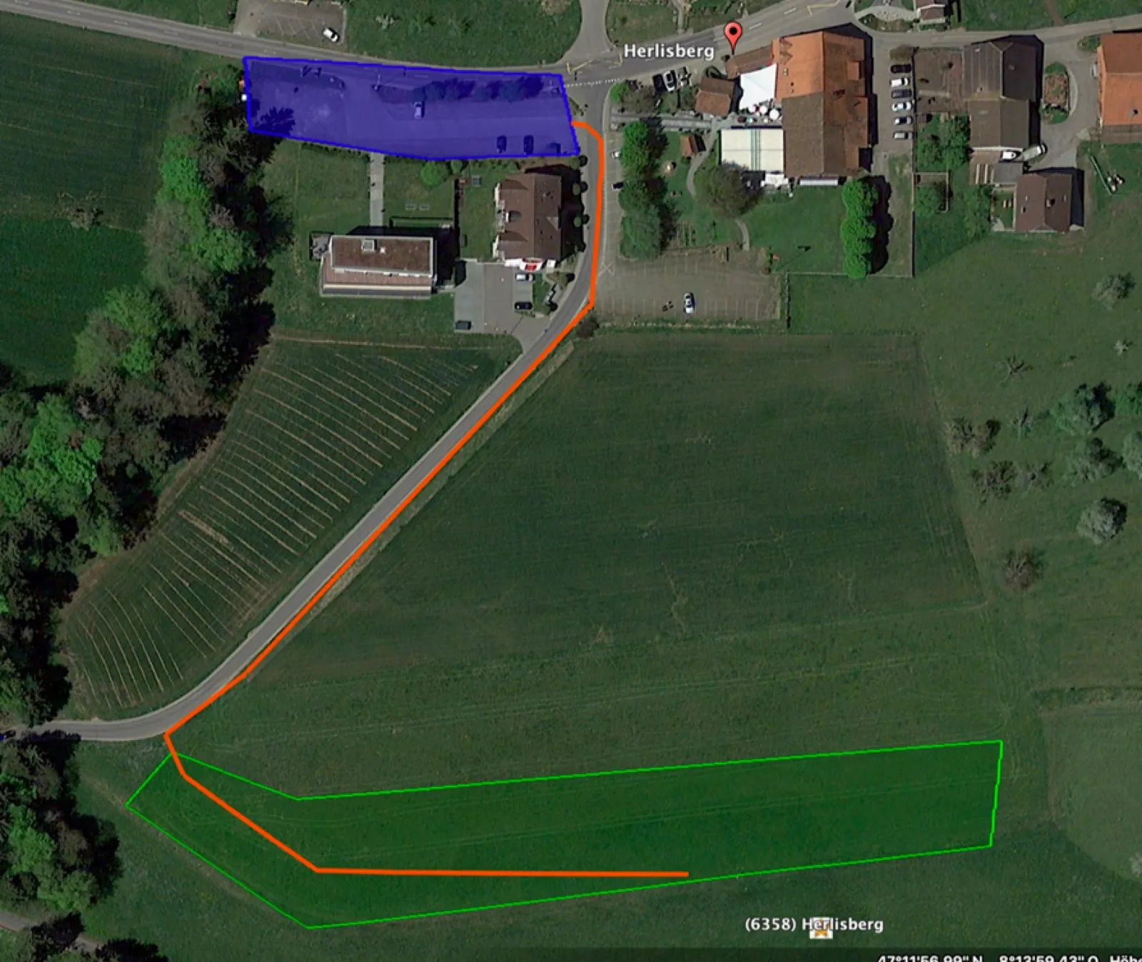 Plan Fluggebiet Herlisberg: grüne Fläche zum Starten und Landen, Weg in Orange, Parkplätze in Blau